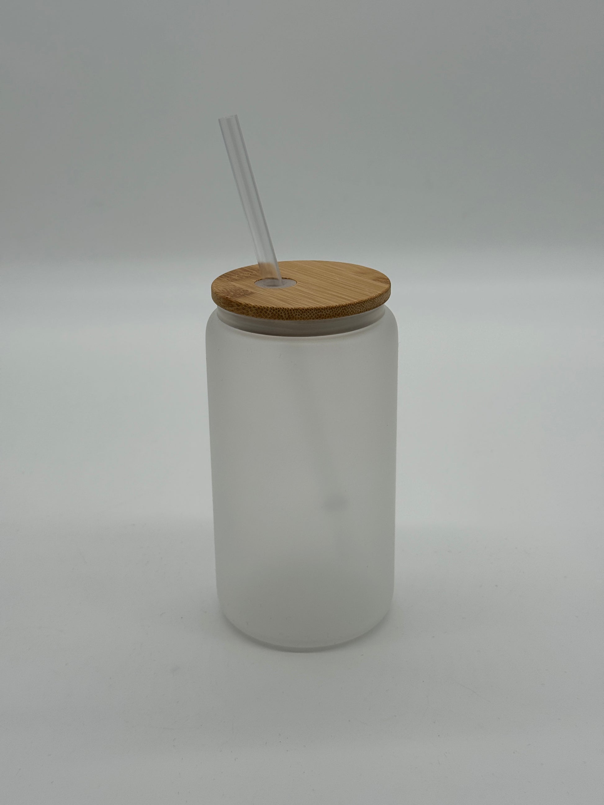 Tumbler i glas – med låg og sugerør