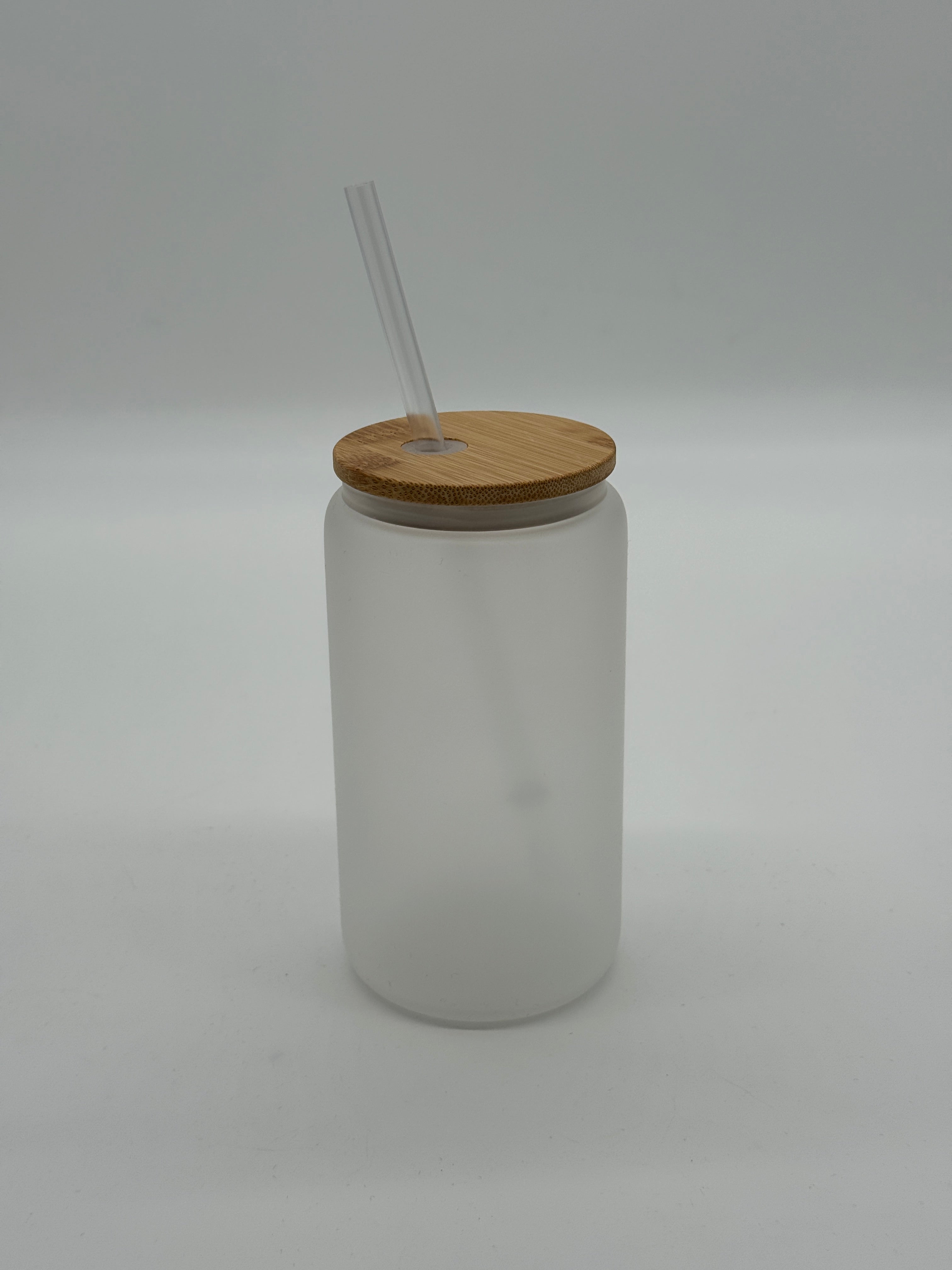 Tumbler i glas – med låg og sugerør